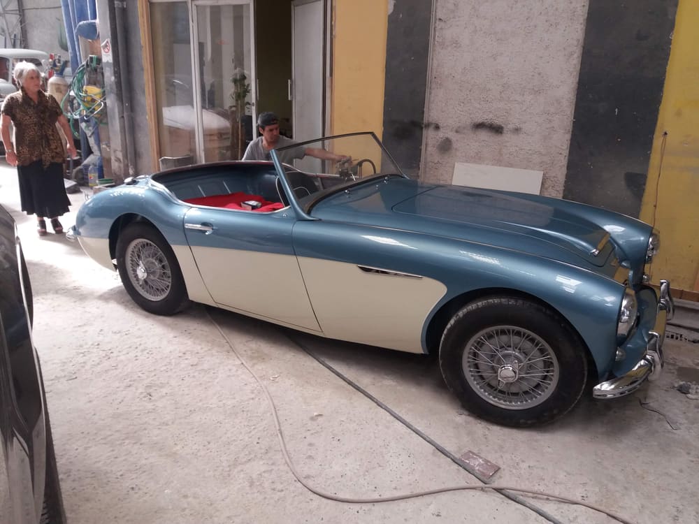 Austin-Healey bicolor azul y crema recién restaurado