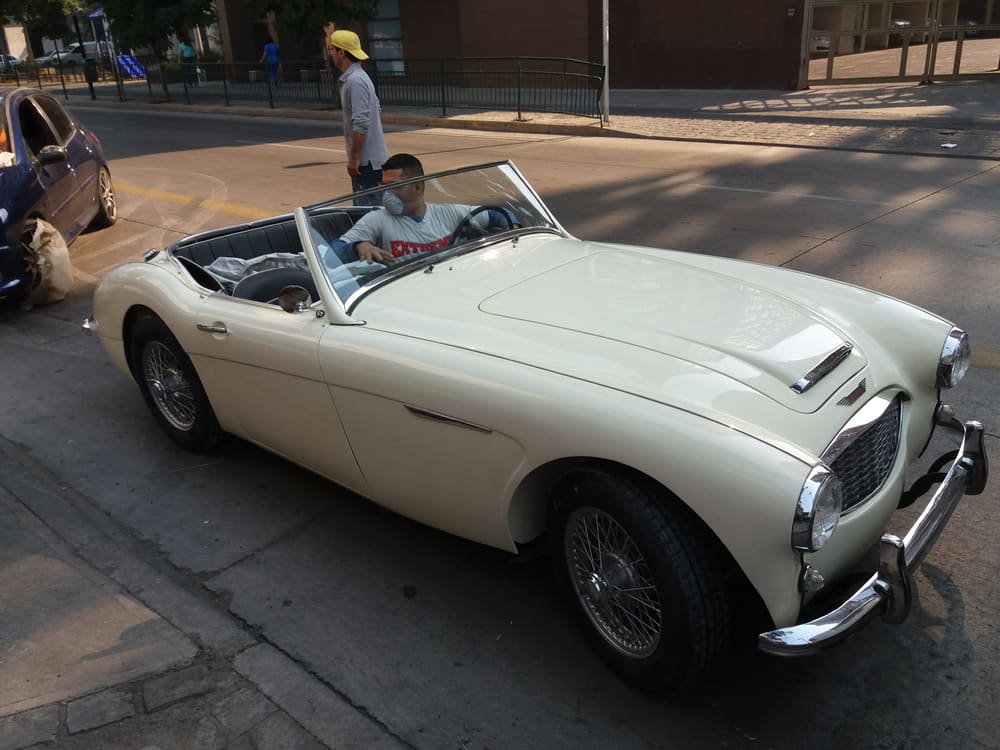 Austin-Healey crema restaurado, entrega en la calle