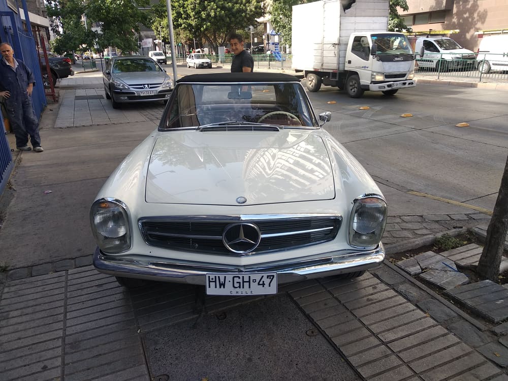 Mercedes-Benz Pagoda clásico restaurado en la calle