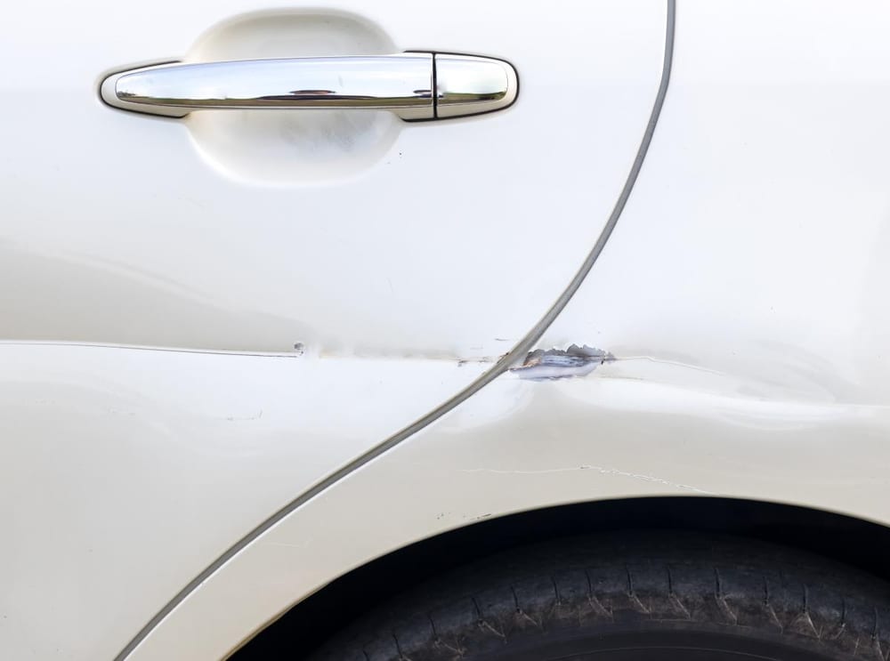 Detalle de una abolladura en carrocería antes de ser reparada