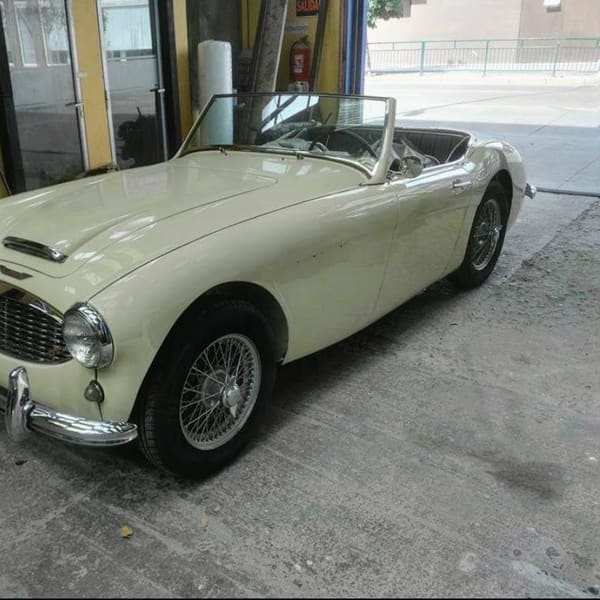 Austin-Healey crema restaurado, dentro del taller