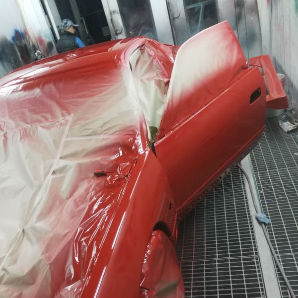 Carrocería roja durante el proceso de pintura al horno