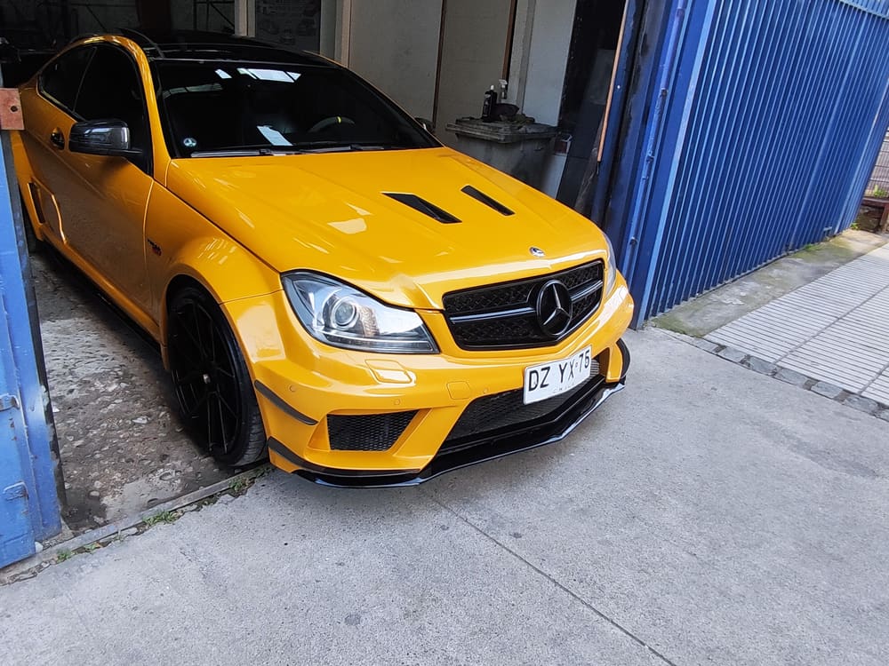 Mercedes-AMG amarillo, cliente del taller