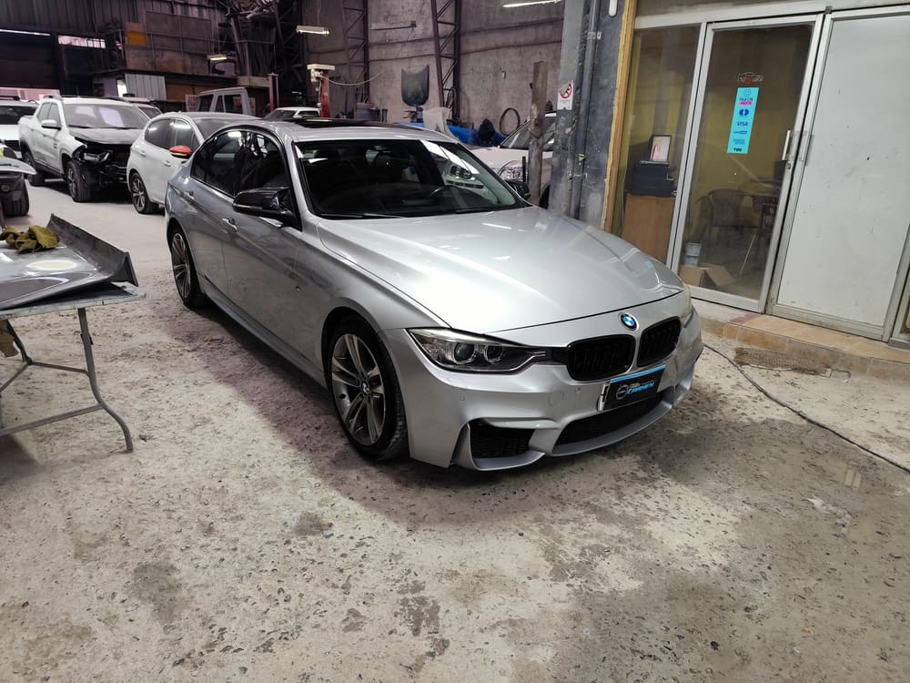 BMW M3 con pintura al horno terminada, brillo de fábrica
