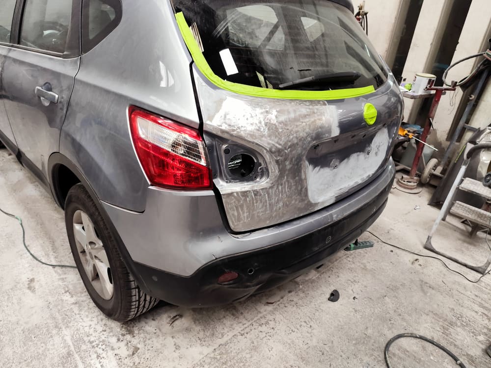 Vehículo enmascarado y preparado antes de entrar a la cabina de pintura