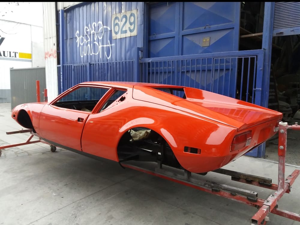 De Tomaso Pantera recién pintado, terminación de fábrica en rojo