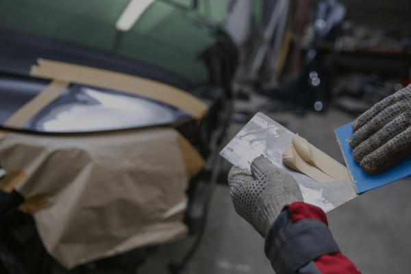 Parachoques plástico con daño antes de ser reparado