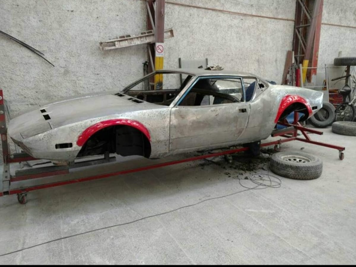 Carrocería de auto clásico en chapa desnuda, en proceso de restauración estructural
