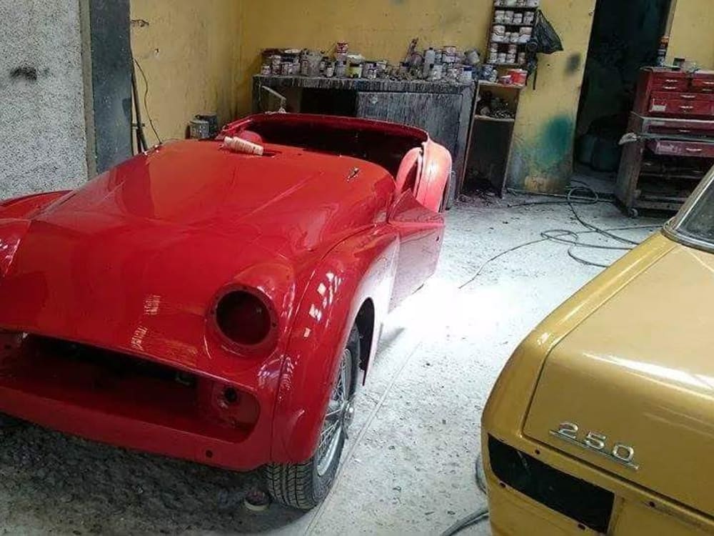 Triumph TR3 en proceso de restauración dentro del taller