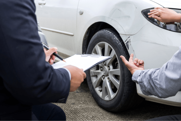 Desabolladura y pintura automotriz en Santiago - Inspección profesional de vehículo en Taller Carmen SPA